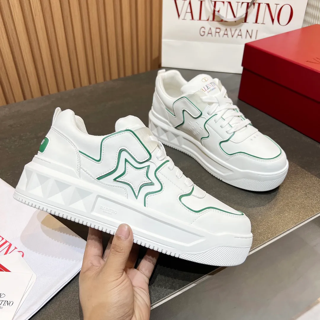 👟👟Ex-factory price 660👟👟 𝑽𝒂𝒍𝒆𝒏𝒕𝒊𝒏𝒐Valentino 𝑶𝒏𝒆𝑺𝒕𝒖𝒅 Couple casual sports shoes series Valentino 2024 new couple sports shoes are on sale. The original ZP was purchased and dismantled. Repeated pattern making and modification. I tried my best to restore it one to one! Top luxury masterpiece Signature five-pointed star design Soft and comfortable genuine leather with contrasting colors brings excellent and elegant texture and excellent on-foot comfort Top purchasing version upper: imported calfskin surface/original oil edge craftsmanship Outsole: original development 𝐓𝐏𝐔 two-color combination outsole Packaging: original configuration complete package Code number: 34-𝟒𝟓